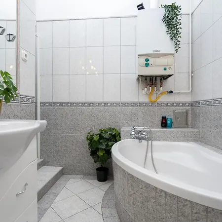 Emerald With Free Parking *