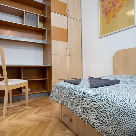 Emerald With Free Parking Apartment